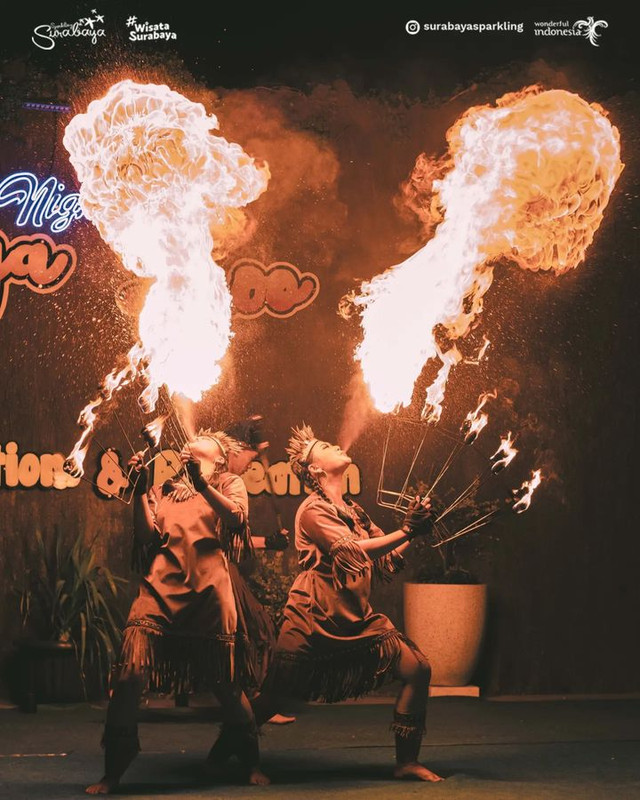 Atraksi dan pertunjukan di Surabaya Night Zoo.