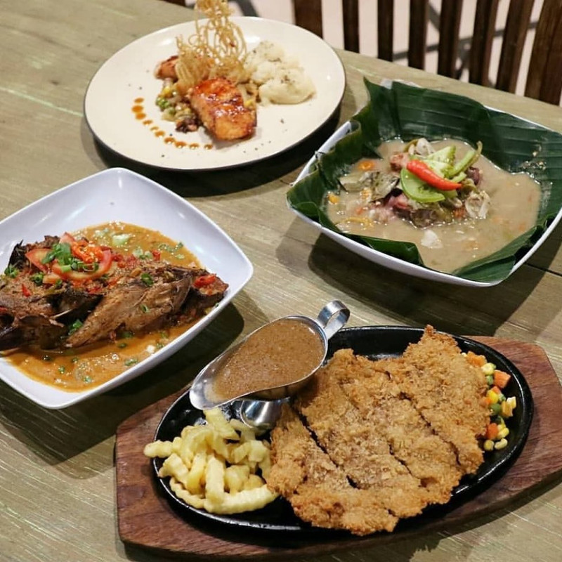 Restoran Mbah Jingkrak, pilihan tempat makan siang enak dekat Stasiun Semarang Poncol.