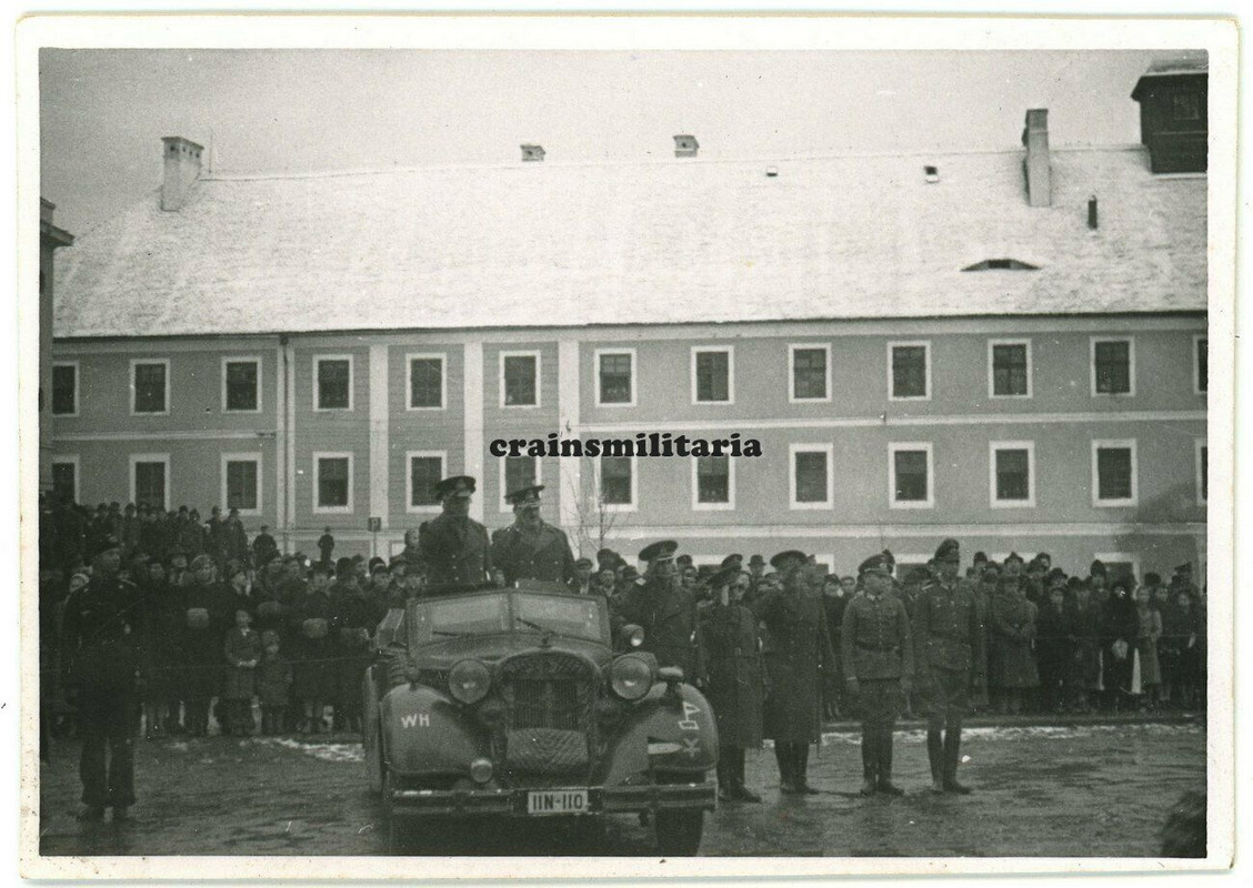 Orig. Foto ausländ. Offiziere in Pkw Stabswagen mit 16.Pz.Div. Wappen