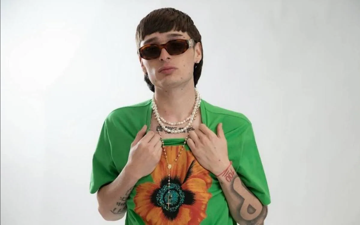 ¿Qué género cantaba Peso Pluma antes de ganar fama con los corridos bélicos?