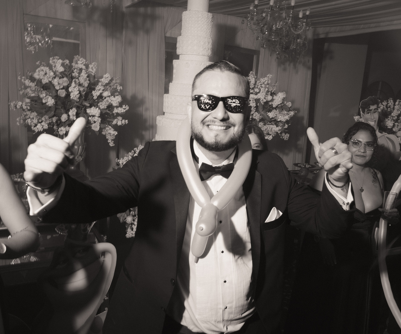 Padre de quinceañera festejando en blanco y negro