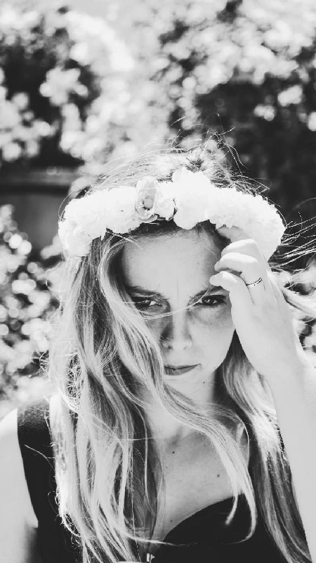 couronne-fleurs-mariage-boheme-cheveux-long-femme-portrait