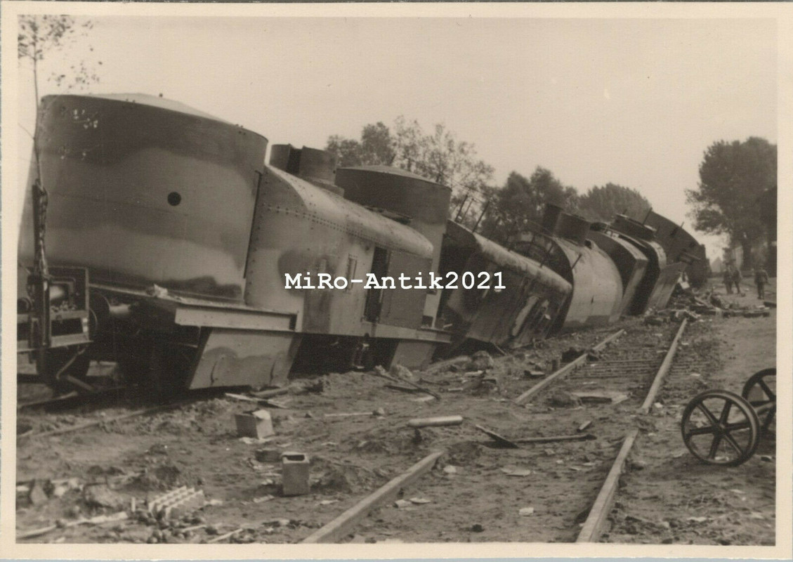von Stuka zerstörter Panzerzug vor Warschau, Polen, 1939g