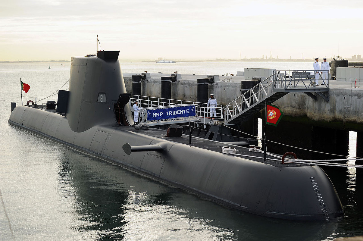 https://i.postimg.cc/rwyF5Dmc/4-NRP-Tridente-Base-Naval-do-Alfeite.jpg