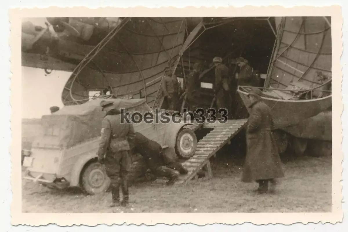 Foto Luftwaffe Transportgeschwader 5 VW PKW für Afrika Korps in Me 323 Flugzeug (1)
