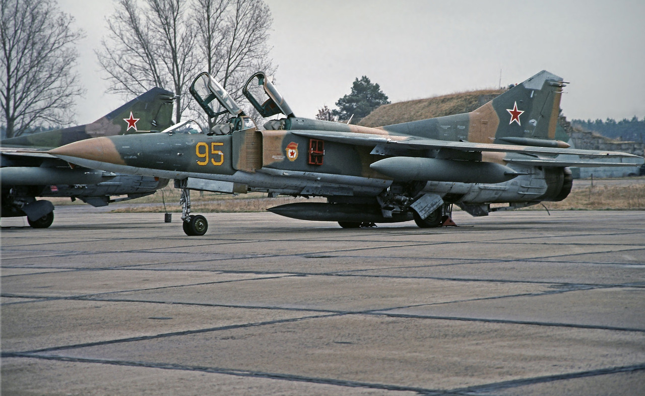 19 GvAPIB Mig-23UB 95 Yellow (3)a