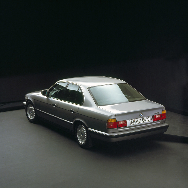 P90504616_highRes_bmw-520i-sedan-e34-0