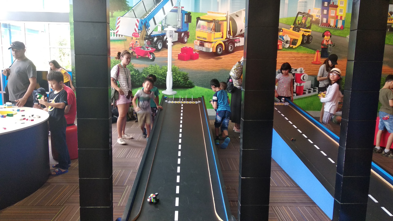 Anak-anak menguji mobil yang mereka buat di Build and Test LEGOLAND
