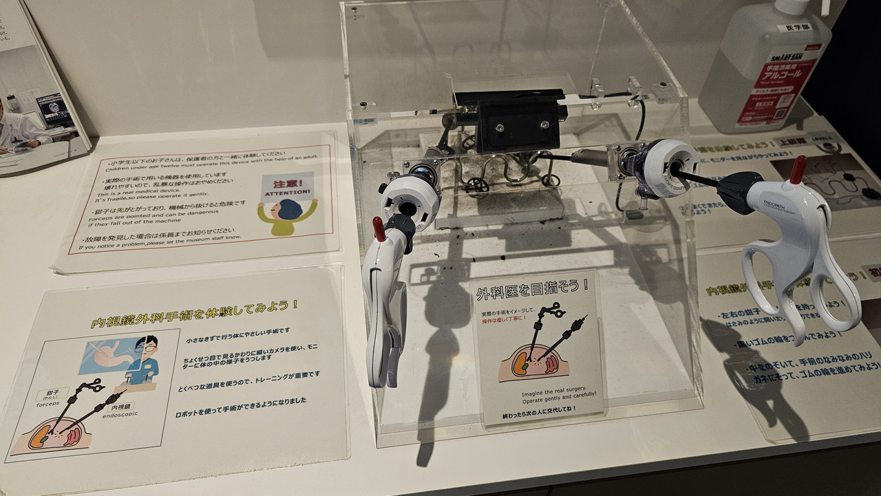 醫學院展區-耳朵手術器具體驗（這是真實的手術器具）操作了一下，幸好我不是醫生