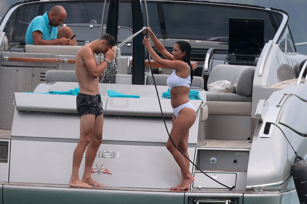 Nicole-Scherzinger-White-Swimsuit-21