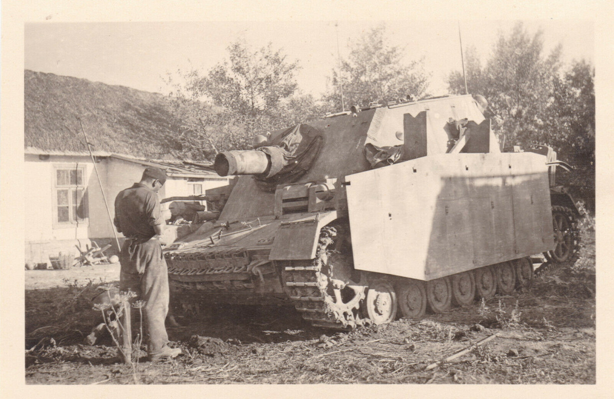 Foto Sturmpanzer IV, Sd.Kfz. 166, Brummbär, StuG mit Seitenschür
