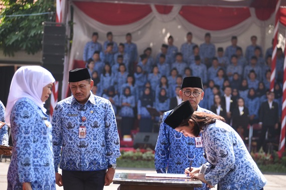 Khofifah Minta ASN Terapkan Lateral Thinking untuk Berpikir Melompat di HUT KORPRI Ke-48
