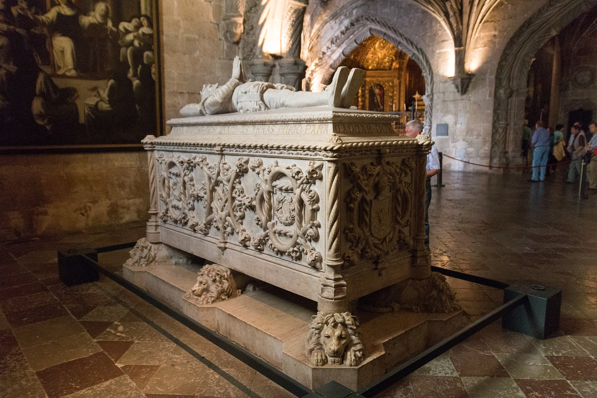 Lisboa-Mosteiro_dos_Jerónimos-Túmba_de_Luís_de_Camões-20140916