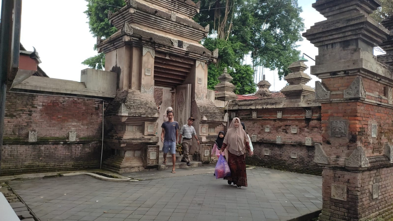 Pengunjung sedang berwisata di komplek Masjid Gedhe Mataram Kotagede, tempat wisata religi sekaligus sejarah di Jogja.