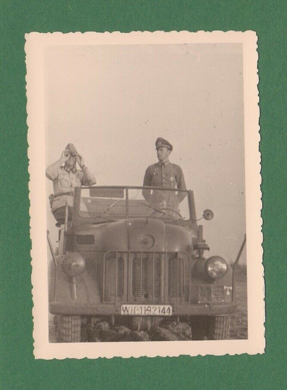 Foto WH Soldaten Kübelwagen Fahrzeug Uniform Abzeichen