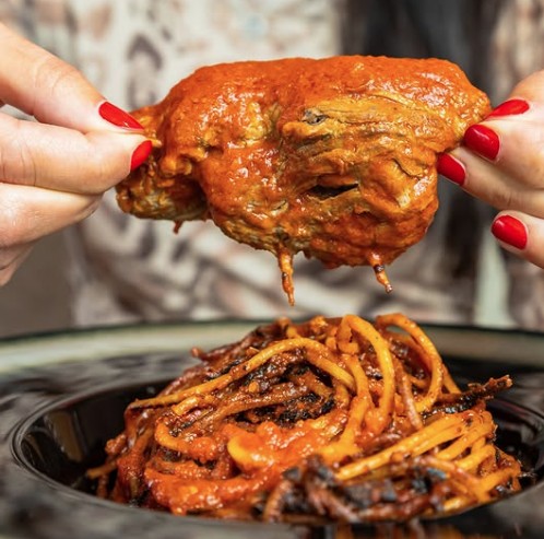 Spaghetti all'assassina con braciola alla barese