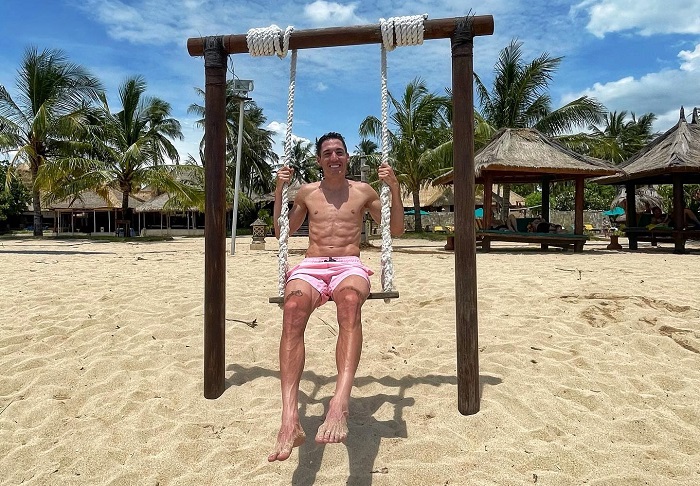 Aleix Espargaro tengah menikmati momen bersantai di sebuah pantai di Lombok.