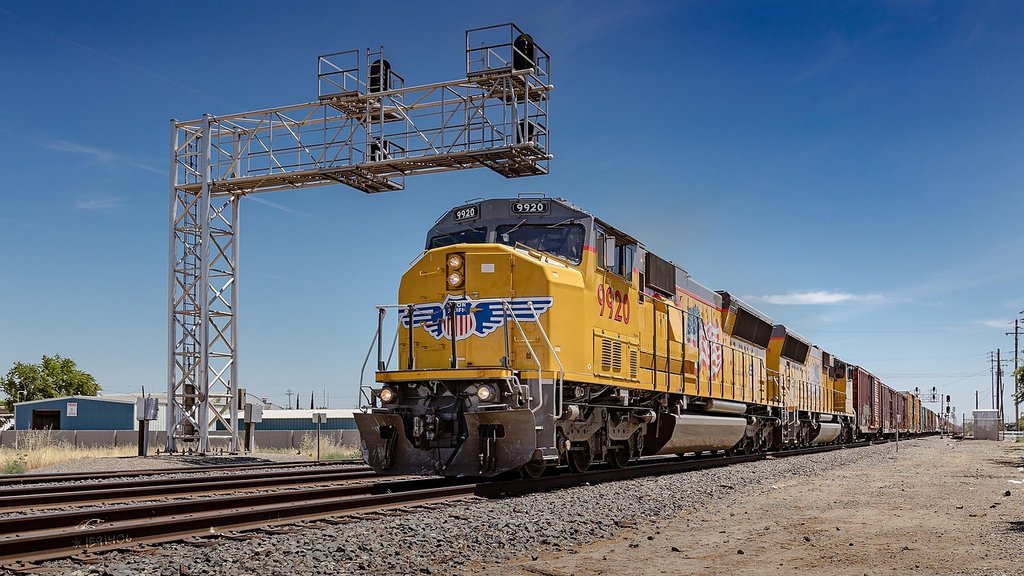 yellow-train-usa.jpg