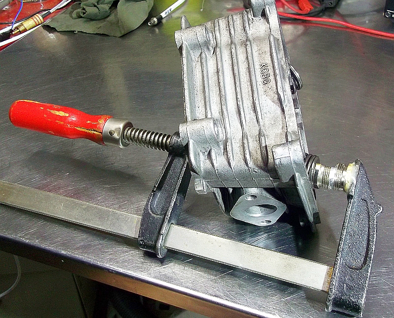 [Bild: 2025-Zylindertausch-042-Federnspanner.jpg]