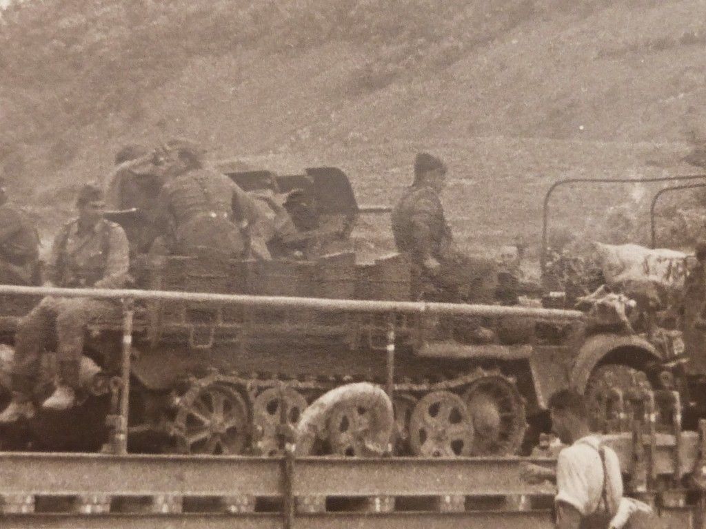 Wehrmacht Halbkettenfahrzeug mit Flak SdKfz fähr