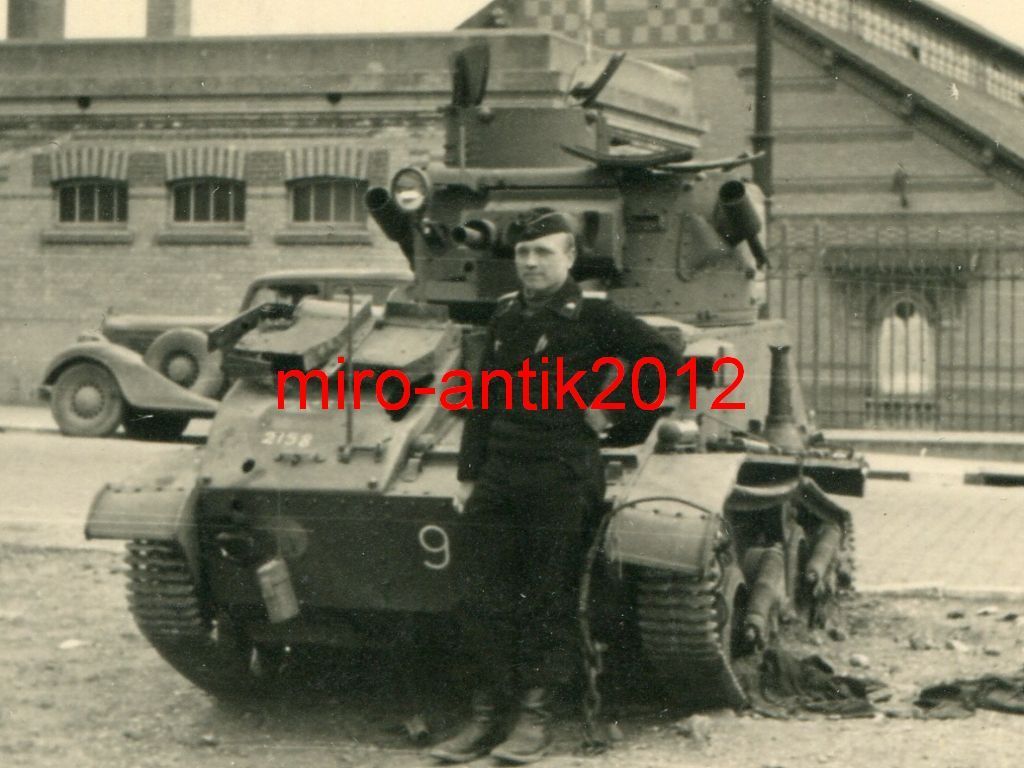 Foto, Panzerregiment 7, Panzermänner vor Vickers