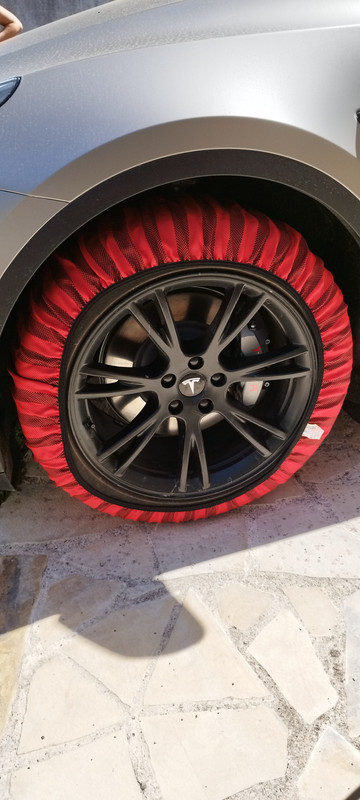 Chaînes, chaussettes (et autres équipements hivernaux) pour TMY - Tesla  Model Y - Forum Automobile Propre