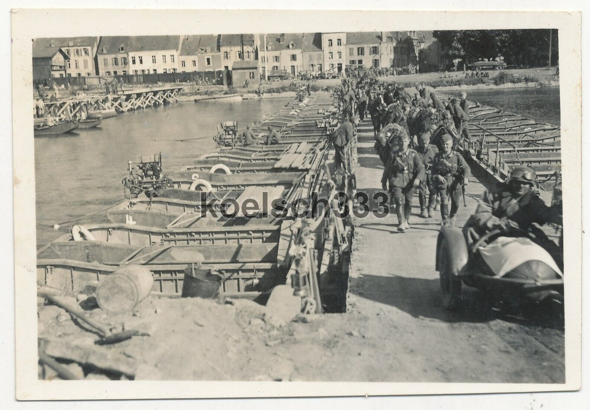 Foto Soldaten der Wehrmacht auf Kriegsbrücke im Westen 1940 Belgien - Frankreich