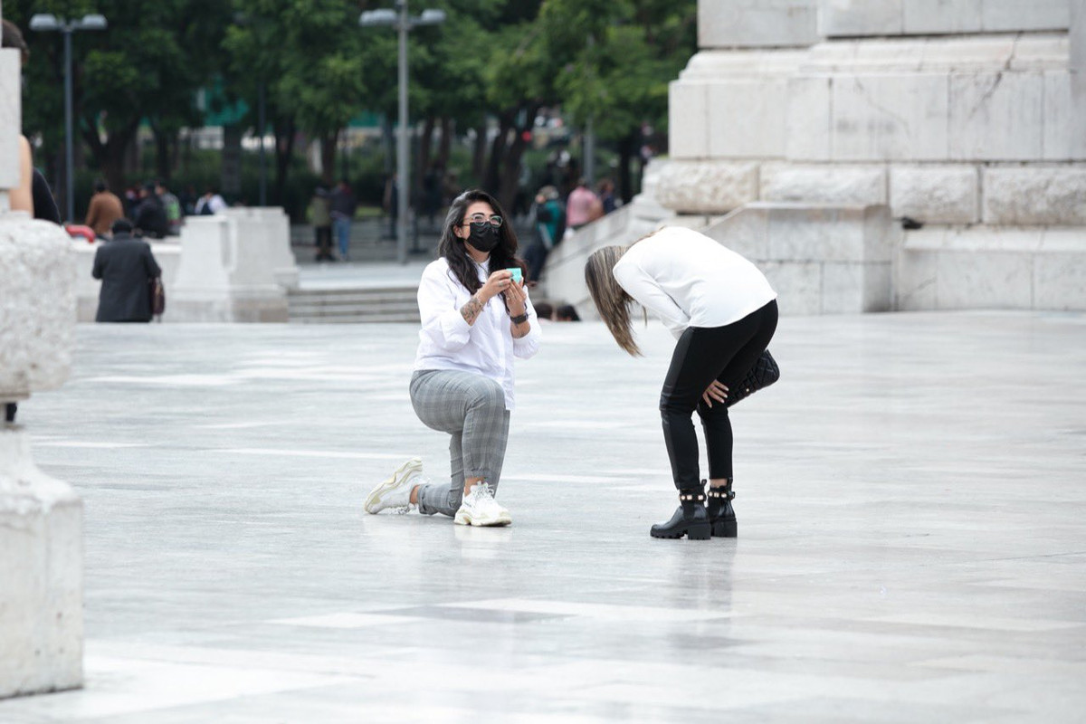 Mujer propone matrimonio con un mensaje en la torre latino