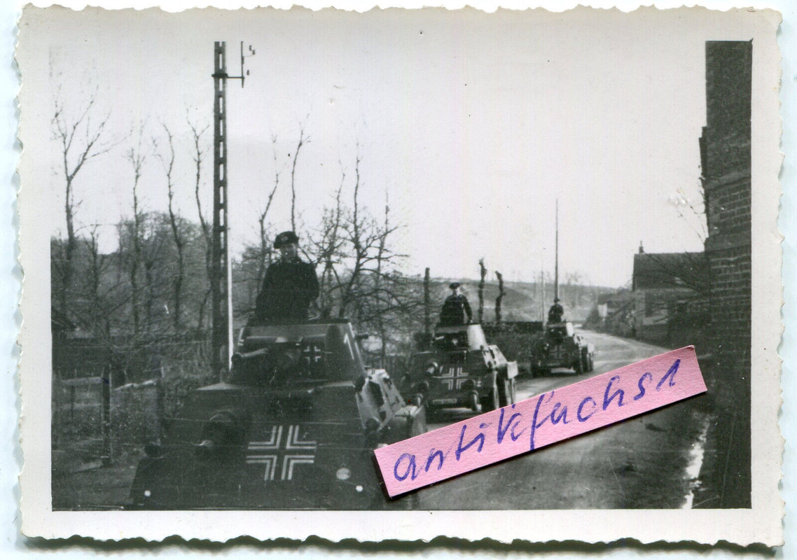Foto 3 Beute Panzer Schützen-Panzer aus Holland aufgemaltem Balkenkreuz im 2.WK