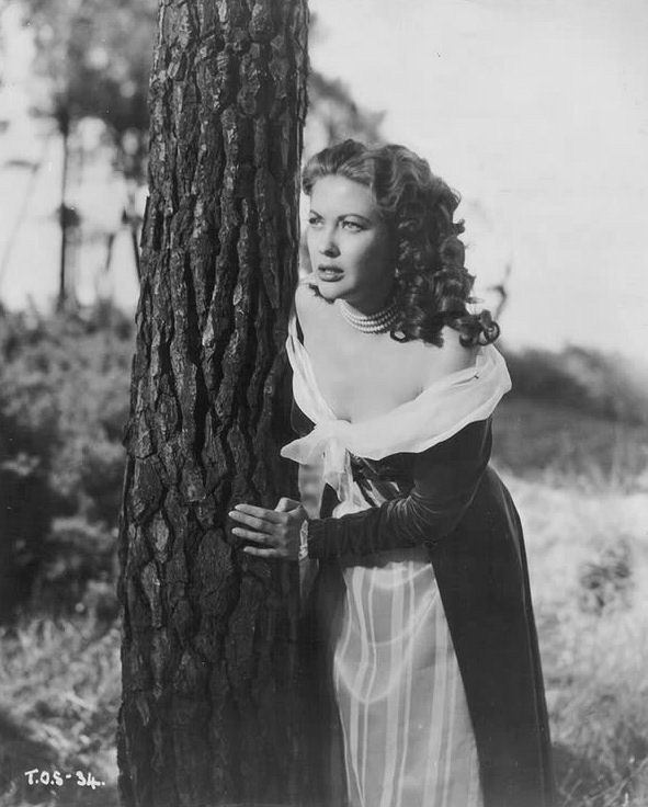 Yvonne_De_Carlo_b49