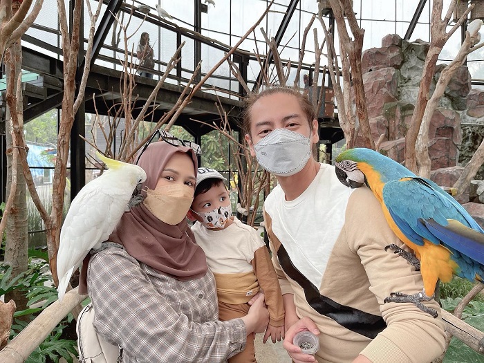 Cut Meyriska saat liburan bareng keluarganya.