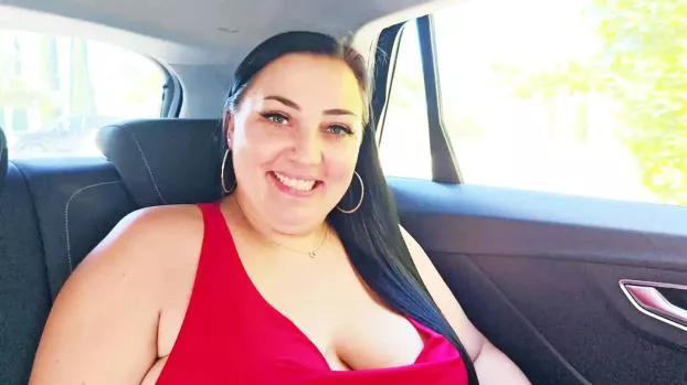 JacquieEtMichelTV – Julia – 31, is the center of attention for two guys!