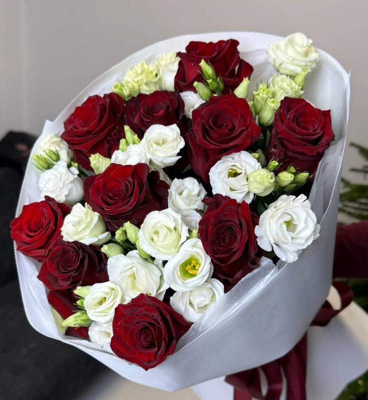 Bukiet mix z czerwonych róż i eustomy