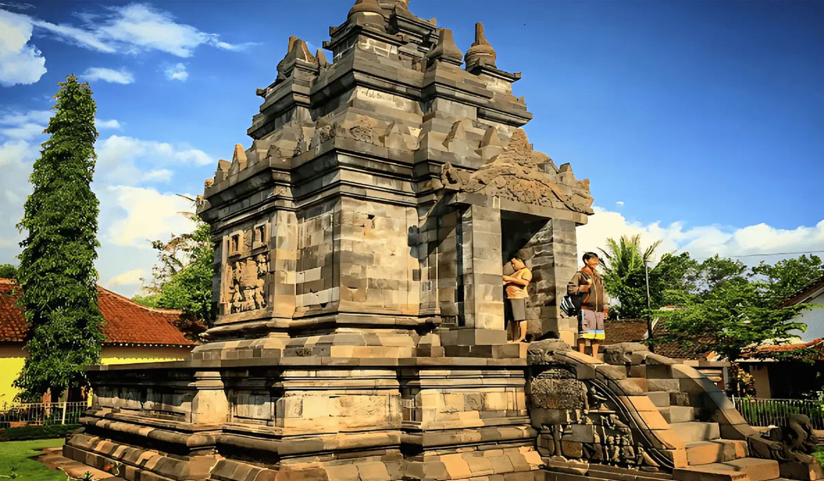Jalan-Jalan ke Candi Pawon, Kecil Tapi Bikin Takjub
