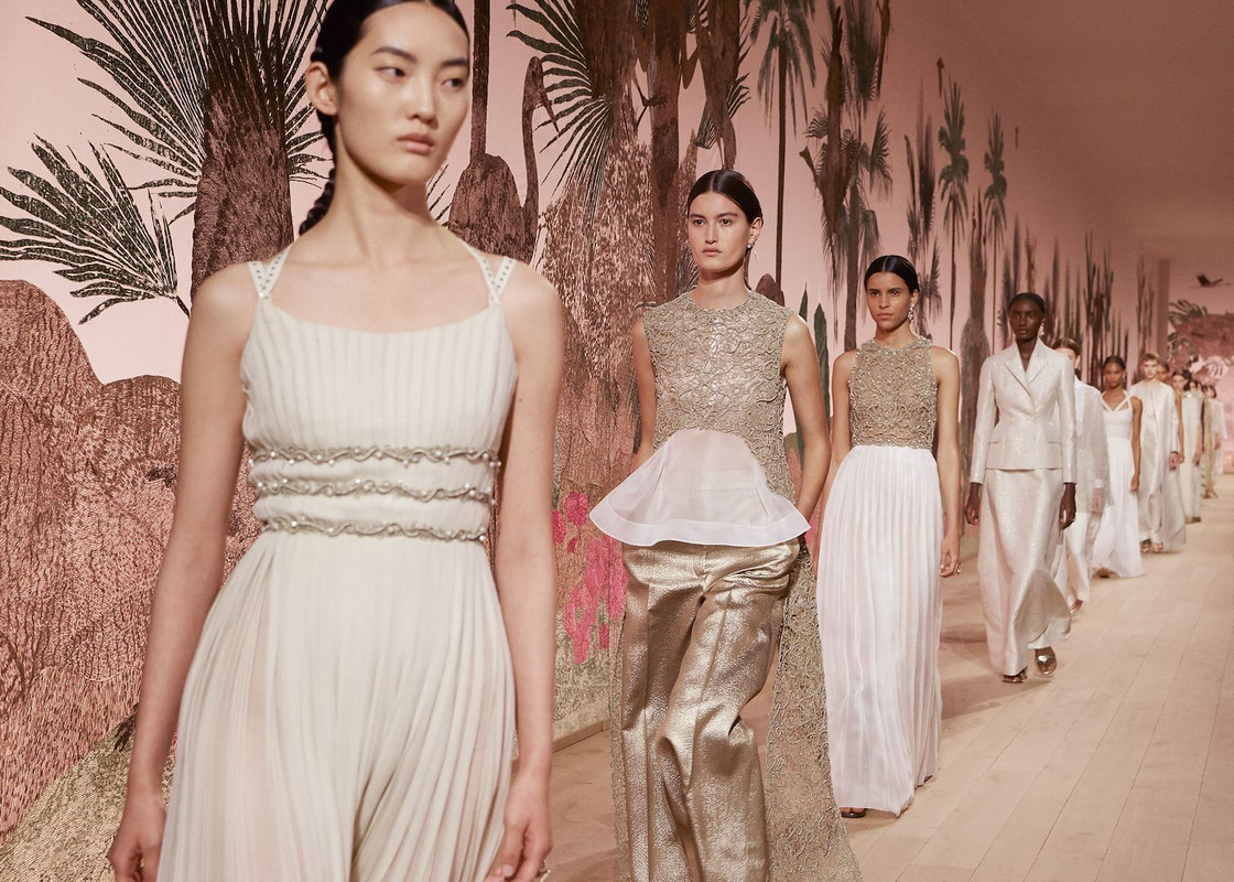 Dior, donne come dee nella sfilata Haute Couture FW23/24 Dior, donne come dee nella sfilata Haute Couture FW23/24