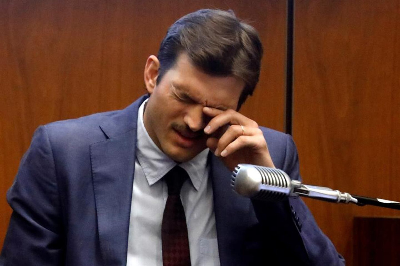 Ashton Kutcher creyó que las manchas en la puerta eran vino