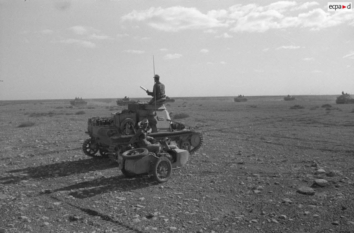 Un char de commandement Panzer I (Befehlspanzer I) et un side-car BMW.