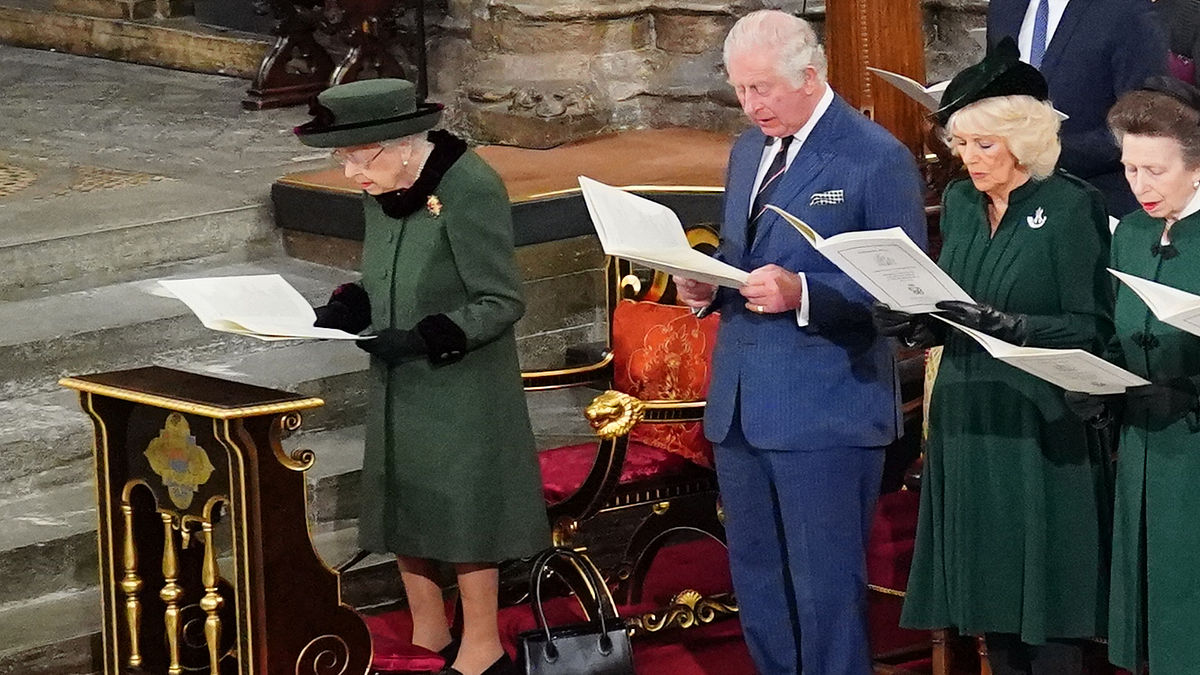 La reina Isabel II reaparece públicamente para conmemorar a Felipe de Edimburgo