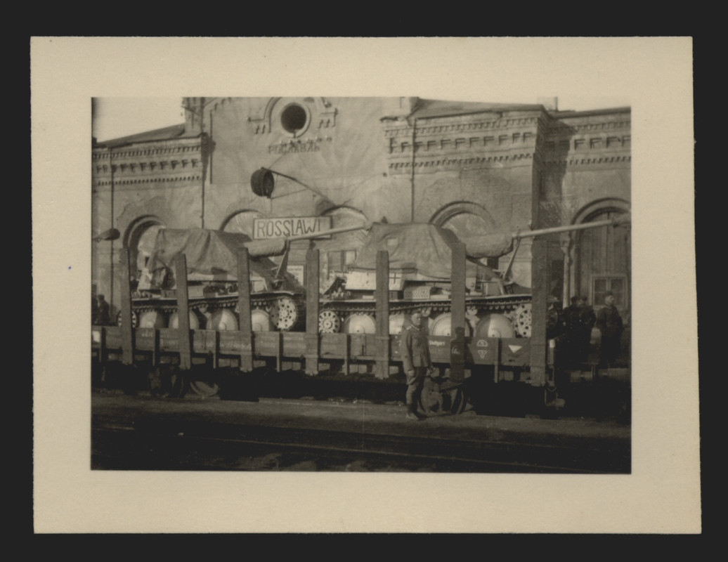 original Foto, Panzer auf Hängern im Bahnhof Ros