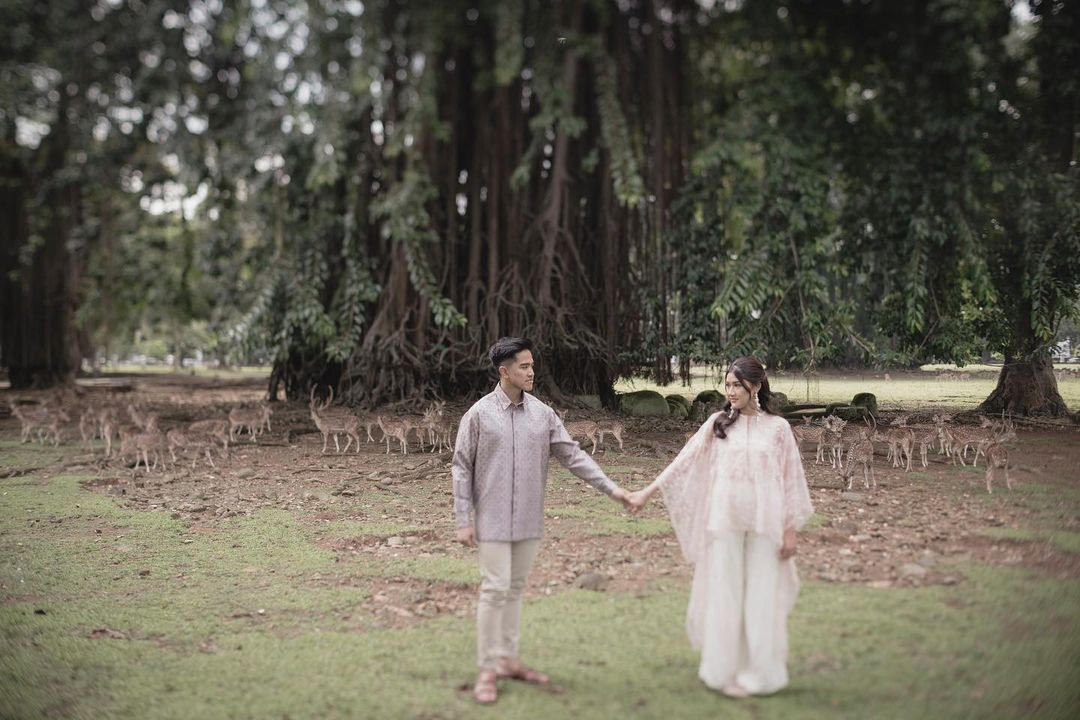 Momen foto prewedding Kaesang Pangarep dan Erina Gudono di Taman Balekambang, Solo.