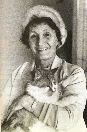 мими с кошкой