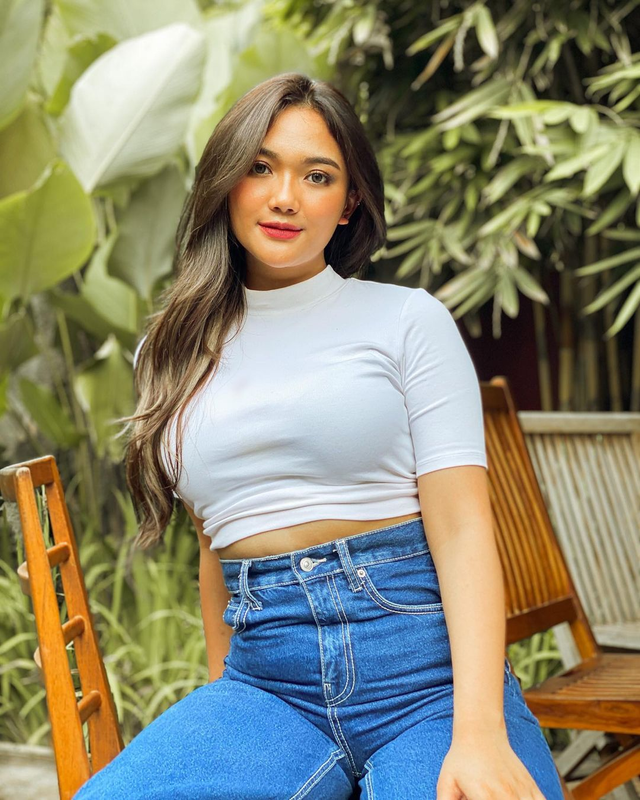 Penyanyi Marion Jola