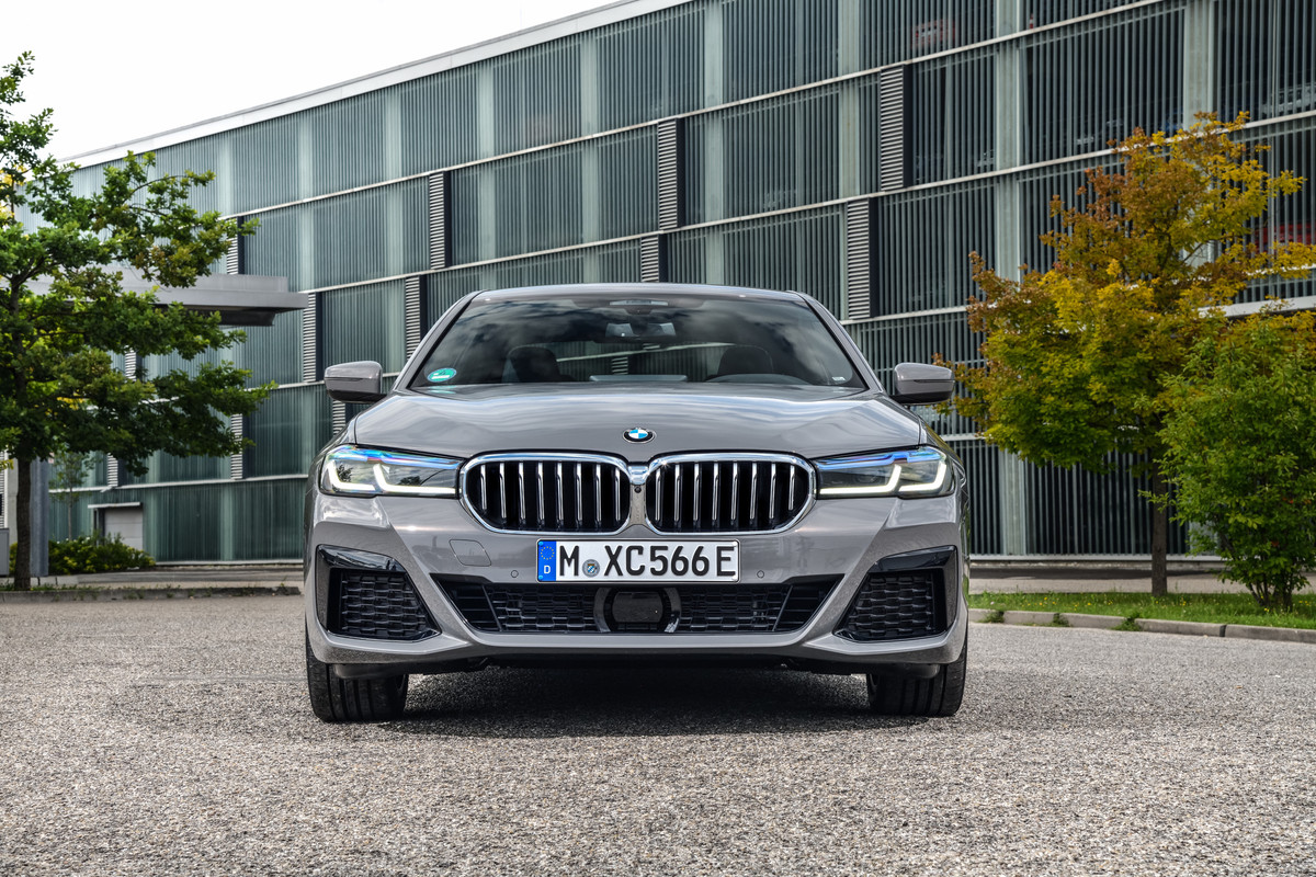 P90395431_highRes_the-new-bmw-545e-xdr