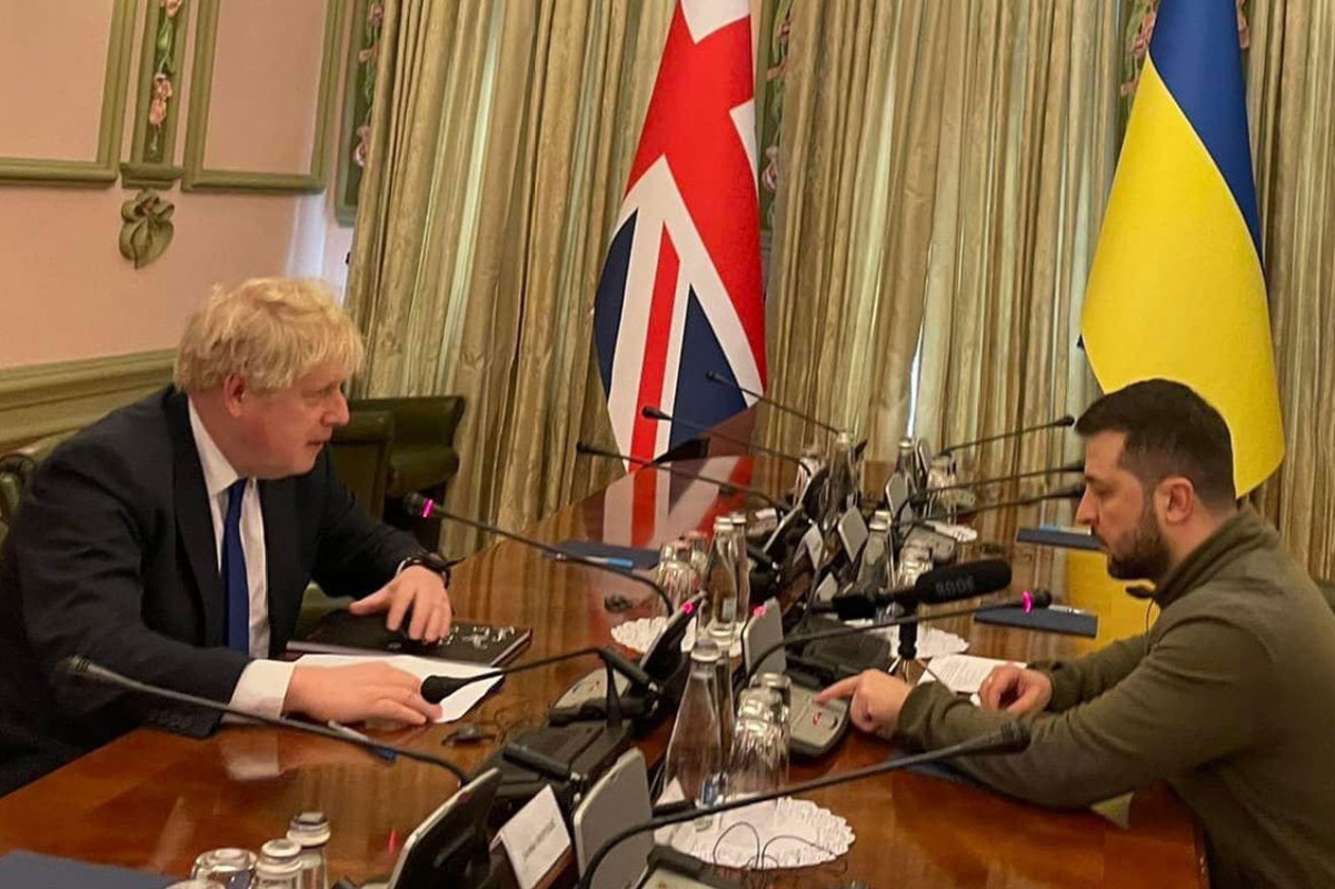 Boris Johnson se reúne con Zelensky en zona devastada por la guerra en Ucrania