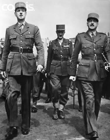 El general de Gaulle, izquierda, el general Leclerc, centro y el general Koenig, derecha marchan juntos a la cabeza del desfile de la victoria en París durante la liberación de la capital francesa el 25 de agosto de 1944 El general de Gaulle, izquierda, el general Leclerc, centro y el general Koenig, derecha marchan juntos a la cabeza del desfile de la victoria en París durante la liberación de la capital francesa el 25 de agosto de 1944