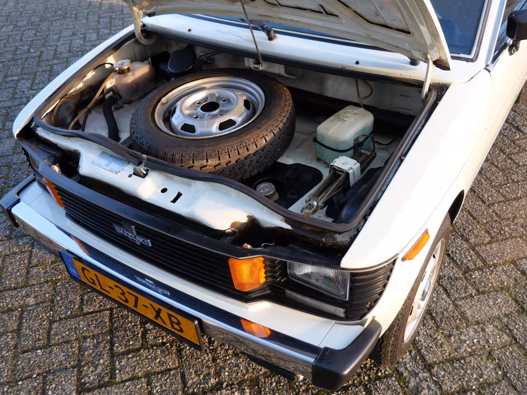 suzuki-sc100GXwit-voor.avif