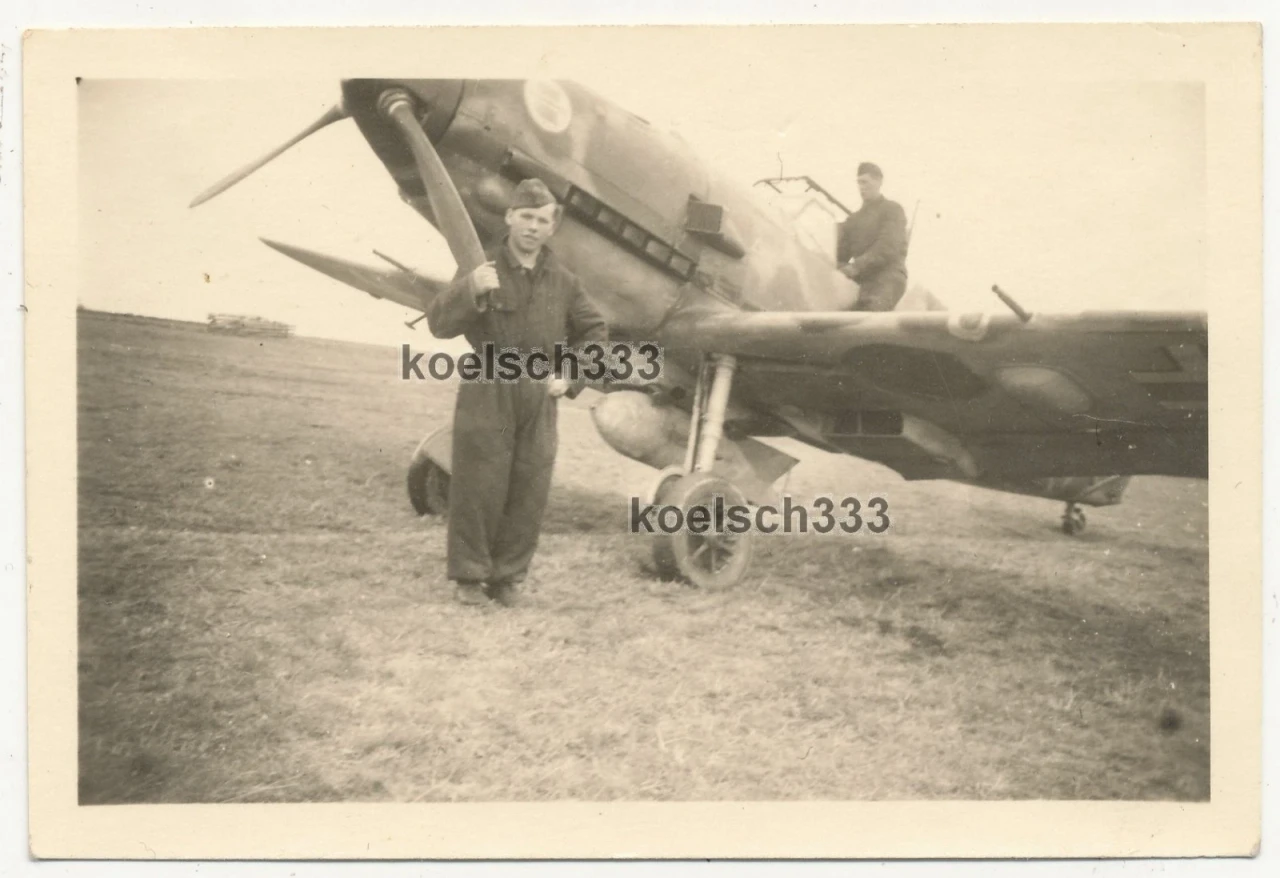 Foto Messerschmitt Bf 109 Flugzeug mit Bombe und Kennung 2 Erg Gr JG 27