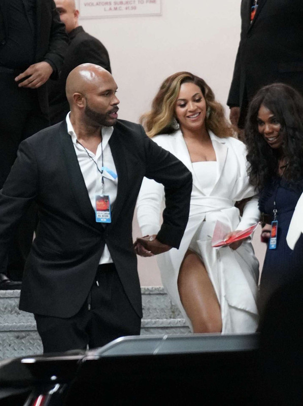 Beyonce-Knowles-Arriving-at-50th-Annual-NAACP-Image-Awards-7
