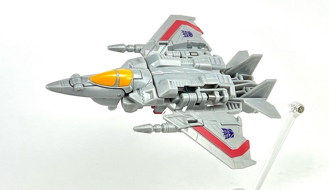 Buzzworthy-Bumblebee-Cyberverse-Starscream-05