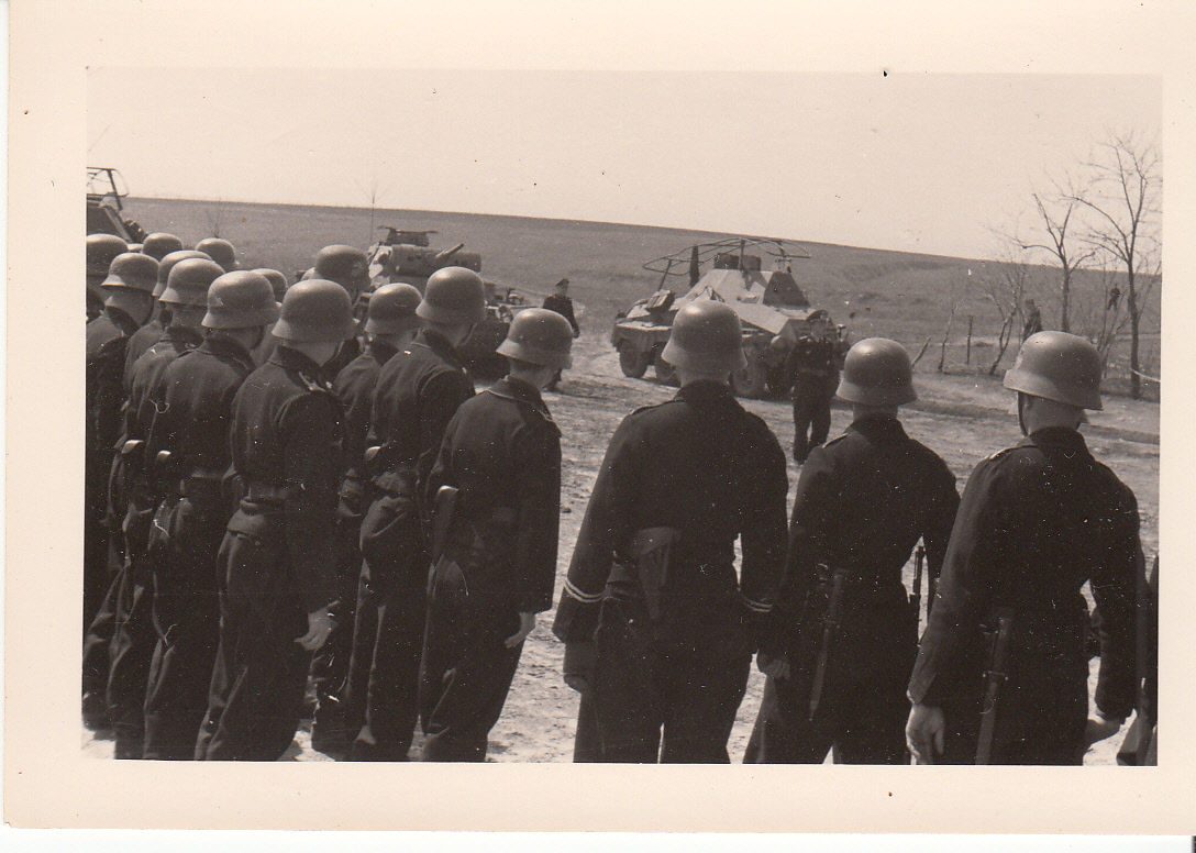 Orig. Foto Panzer-Soldaten mit Pz.III und Spähwa